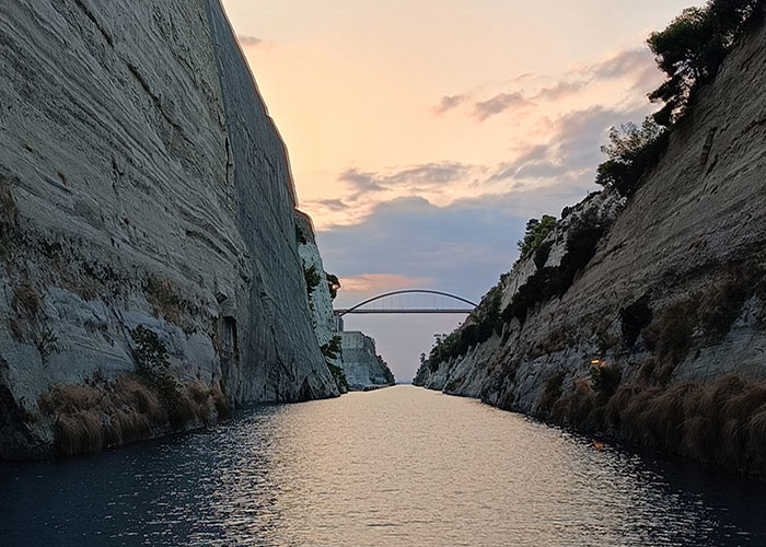 Rejs imprezowy przez Kanał Koryncki